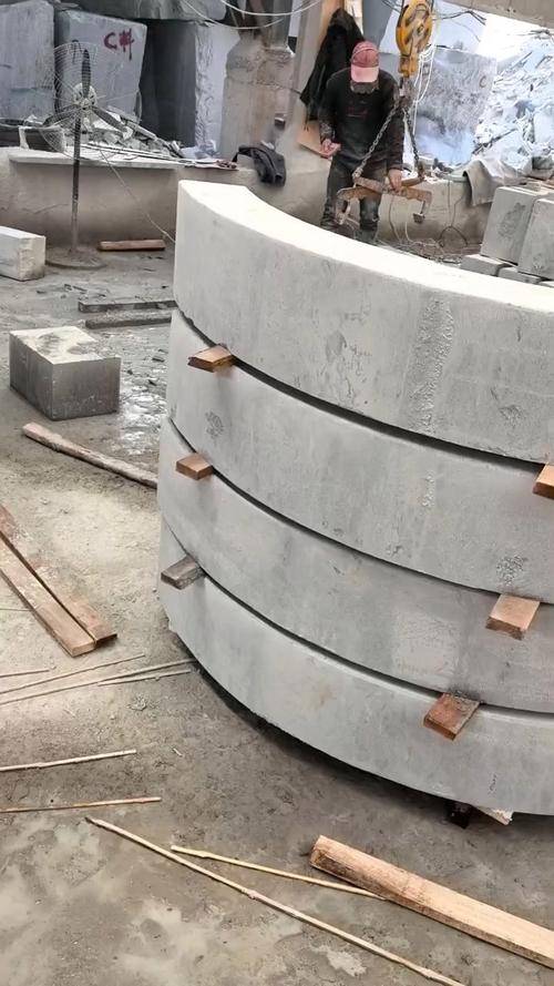 工人师傅在加工芝麻灰石材弯道石